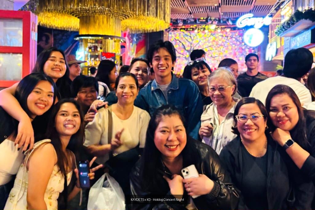 AnalynG73's tweet photo. After Hotdog Concert, KD met  his solid KAYDETS fam! 💙
Thank you KD for the love &amp; time! Unforgettable night! 

#KDEstrada #KAYDETS
#WhatMoreKD https://t.co/OmQo36hJ3U