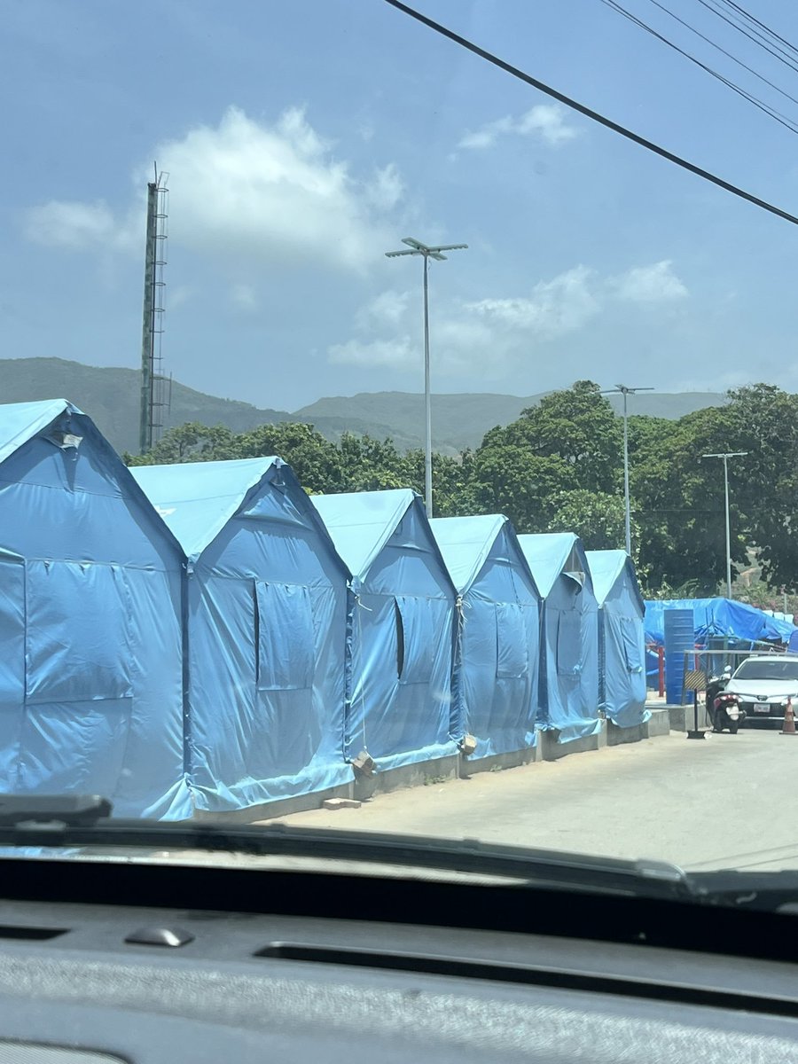 ReporteYa's tweet photo. #8Ago #SolidariosPorVenezuela 
@Tibiwar: Hoy estuve en el refugio que funciona en el estadio César Nieves de Catia la Mar.
Hay al menos 1.500 damnificados allí ❤️‍🩹

Están solicitando agua, kits de higiene personal y rollos de  cable eléctrico N° 10 para proveer de energía a las carpas.

#AyudaHumanitaria
