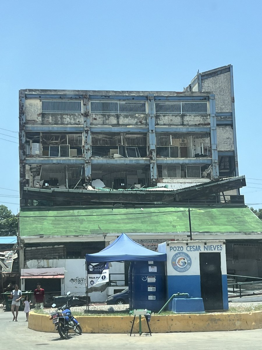 ReporteYa's tweet photo. #8Ago #SolidariosPorVenezuela 
@Tibiwar: Hoy estuve en el refugio que funciona en el estadio César Nieves de Catia la Mar.
Hay al menos 1.500 damnificados allí ❤️‍🩹

Están solicitando agua, kits de higiene personal y rollos de  cable eléctrico N° 10 para proveer de energía a las carpas.

#AyudaHumanitaria