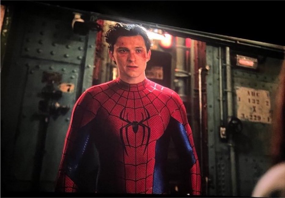 amanimslove's tweet photo. o tom nem precisou se esforçar pra atuar na cena em que o peter quis morrer dps de ver a mj beijando outro e dps quando ficou td arrasado pq ela disse que não o amava. deve ser bizarro ver a sua ESPOSA da vida real fazendo isso na sua frente e te dizendo essas coisas KKKKKKK https://t.co/BduHueV3Fx