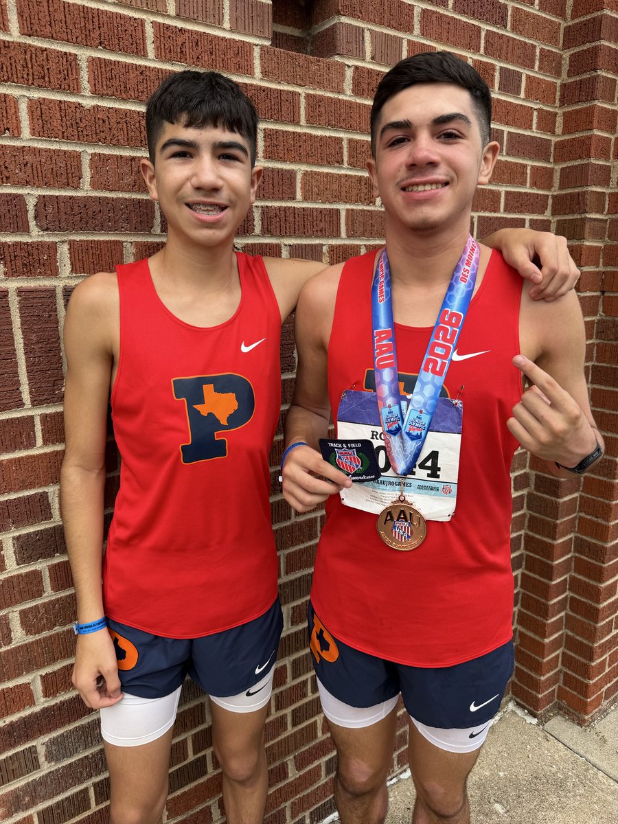 RomanBlanca07's tweet photo. Proud of these boys! Jordan is coming home as a 2x ALL AMERICAN in the 4x800m relay (8:34.37- 7th), 3000m (9:04.8 -3rd place new PR) 15-16yr olds. Placed 13th in 1500m 4:13.
Julian went out, pushed thru some growing pains &amp; competed well! @JordanRoman713 @dobie_xc @pearlandtrack https://t.co/kQMhzHnbep