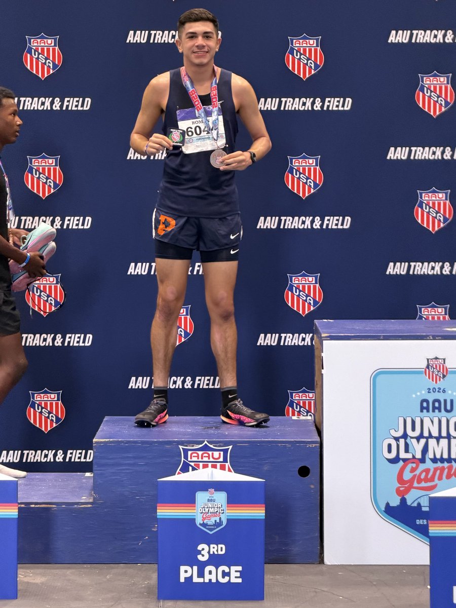 RomanBlanca07's tweet photo. Proud of these boys! Jordan is coming home as a 2x ALL AMERICAN in the 4x800m relay (8:34.37- 7th), 3000m (9:04.8 -3rd place new PR) 15-16yr olds. Placed 13th in 1500m 4:13.
Julian went out, pushed thru some growing pains &amp; competed well! @JordanRoman713 @dobie_xc @pearlandtrack https://t.co/kQMhzHnbep