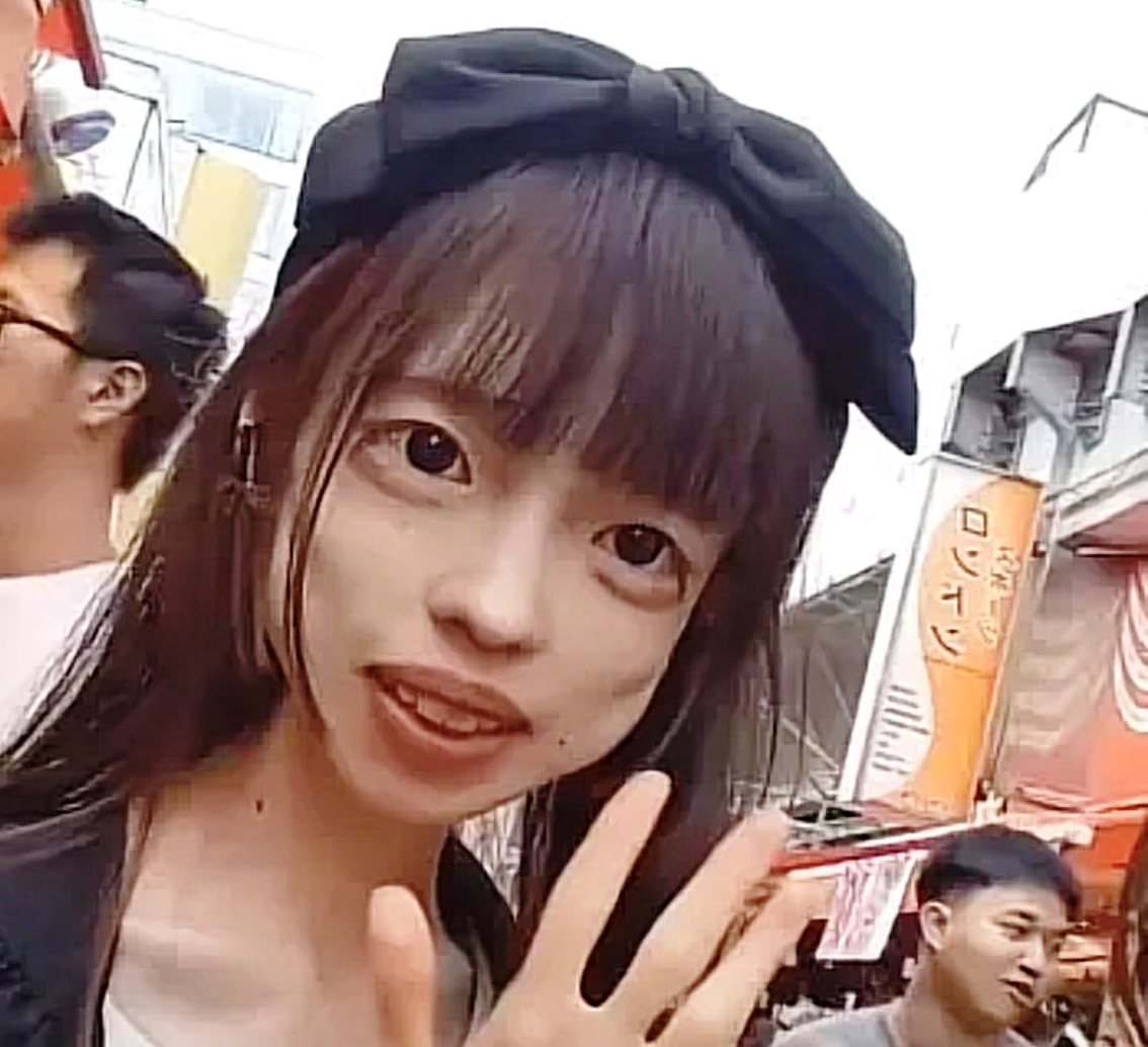 PMiyazaki33685's tweet photo. 【SNSの真実】加工度100% vs 0%の衝撃。
フィルター1枚で「二次元」へ変身した少女。
世界中を驚愕させた「理想」と「現実」の境界線です。

■ 魔法の「理想」
左は東京ディズニーランドでの1枚。
大きな瞳、極細の輪郭、陶器の肌。
まるでアニメから出たような美少女。
SNSでは「神の造形」と称賛されました。

■ 晒された「現実」
右はYouTube「街録ch」出演時の姿。
無加工の素顔がカメラに捉えられました。
同一人物とは思えないほどの落差に、
世界中で「SNSの嘘」として物議を醸す。

■ 2026年の視点
AI加工が当たり前になった2026年。
彼女は自らを「加工モンスター」と公言。
加工は嘘ではなく、執念の「自己表現」。
現在はそのギャップを笑いに変えています。

■ 数字で見る事実
・YouTube再生数：330万回以上
・国内外フォロワー：累計20万人超
・加工時間：写真1枚に数時間

デジタル時代の「美」に正解はあるのか。
あなたにとって加工は「嘘」ですか？それとも「努力」ですか？