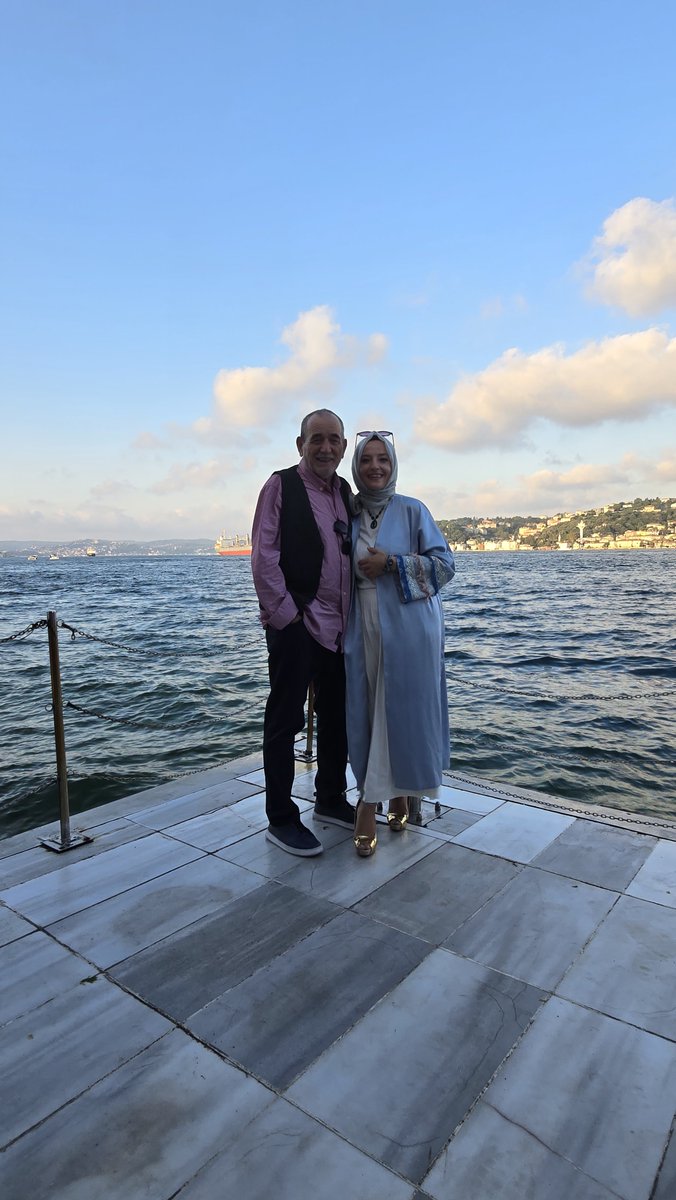 YCaglayantas's tweet photo. Biz o bankta oturmuşuz
Kalu Bela'dan beri.
Kaç bahar görmüşüz kim bilir
kaç zemheri...
İlk kez ayın halesine sırnaşığım;
yaşım yirmi altı.
Sana kırk senedir aşığım...
BABACIĞIM 💙🩷 https://t.co/iH25aNoDT0