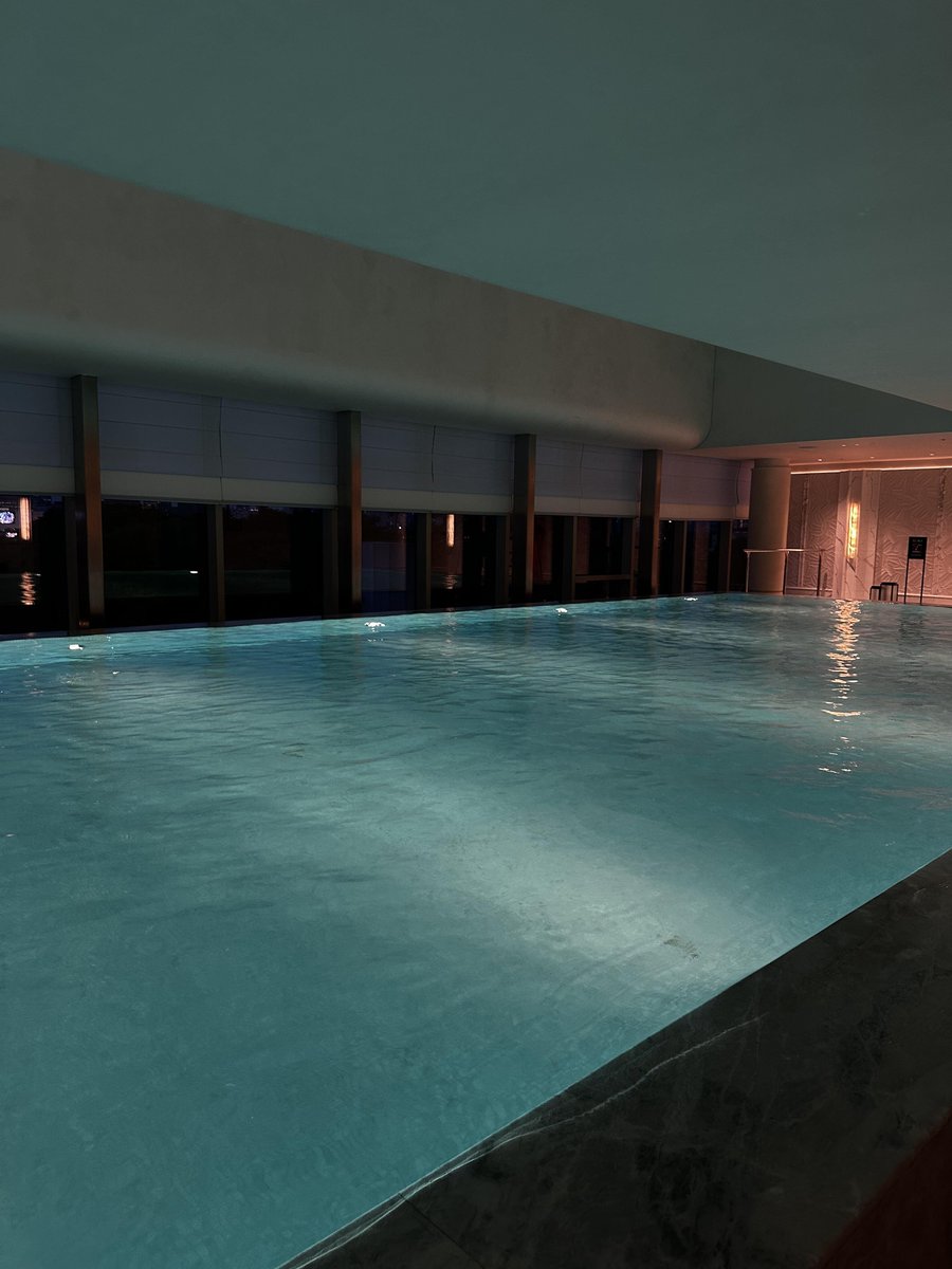 EmmaThomasP's tweet photo. Ever since I learned how to swim, I haven’t been back for a massage. Turns out, the pool has become my new therapy room. https://t.co/Z4osoM9SVP
