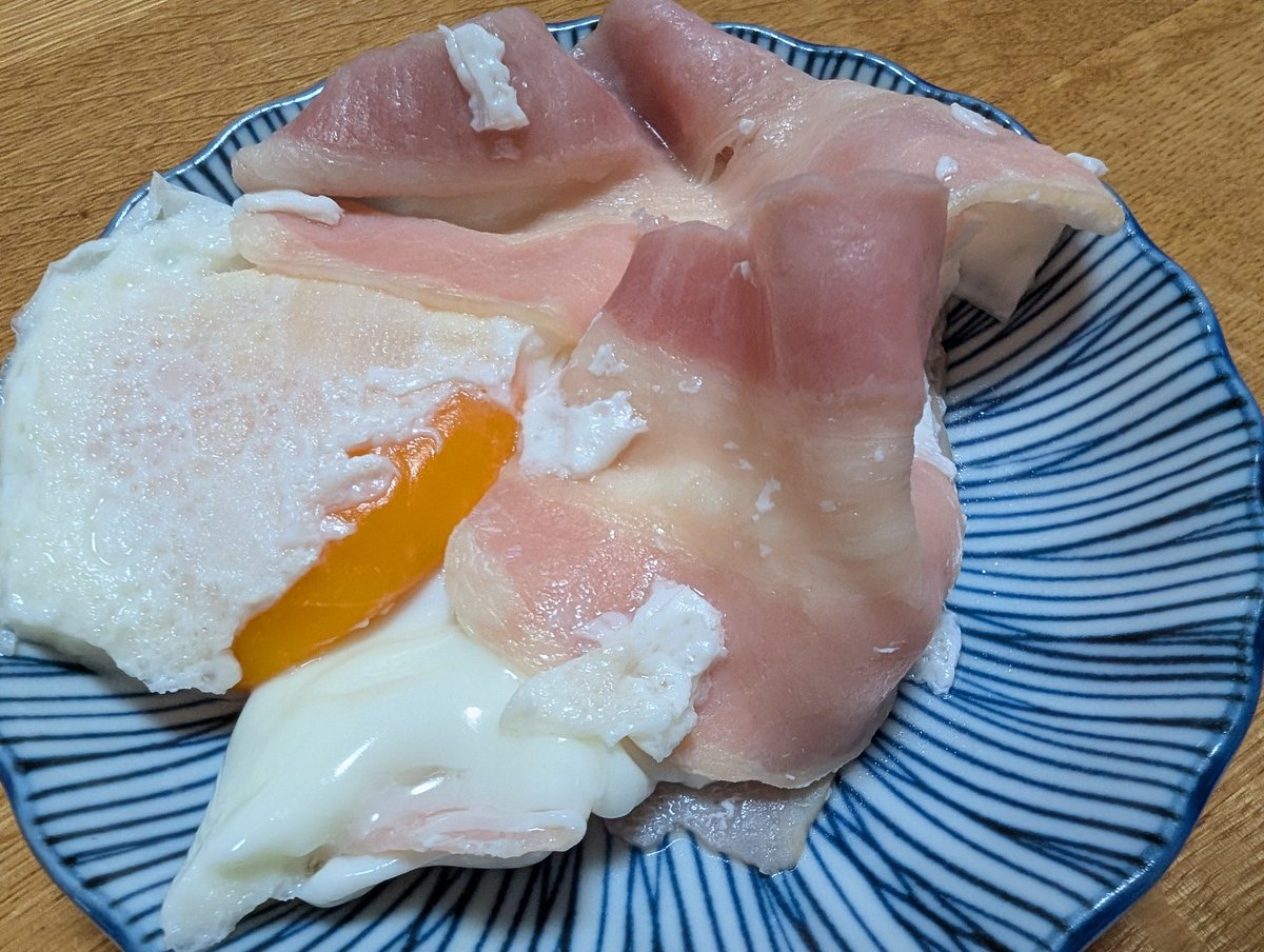 k32oh's tweet photo. 目玉焼きの好みが最近変わって、黄身はトロトロで白身は焦げを付けることなくフワッとするところを目指してる。。今日はとてもいい感じにできてたのだけどね https://t.co/xiRfI9mD3W