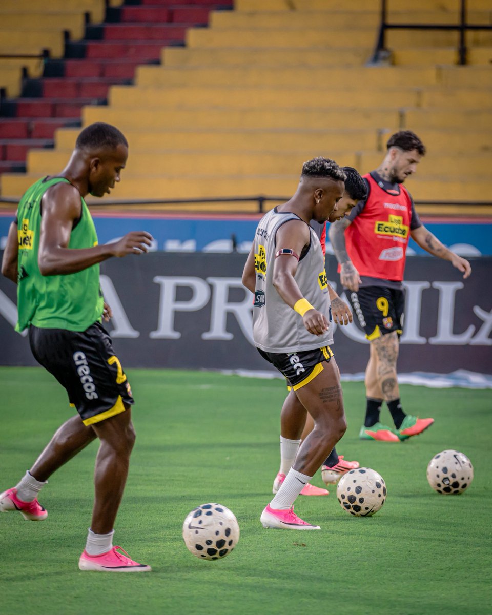 BarcelonaSC's tweet photo. Entrada en calor. 🔥 
Ya se viene #BSCvsMAC

#LigaEcuabet
#BarcelonaMiPasión https://t.co/7UOX6Ux62Z