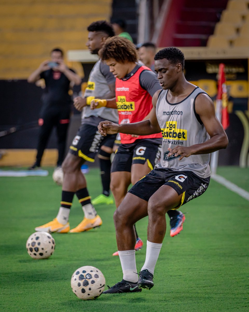 BarcelonaSC's tweet photo. Entrada en calor. 🔥 
Ya se viene #BSCvsMAC

#LigaEcuabet
#BarcelonaMiPasión https://t.co/7UOX6Ux62Z