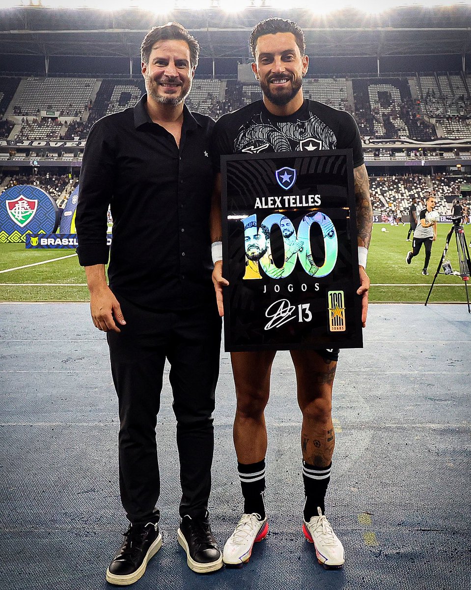 Botafogo's tweet photo. ALEX TELLES 1️⃣0️⃣0️⃣ 🔥

Ao lado de sua família, nosso ídolo Alex Telles recebeu uma homenagem do Glorioso pelas mãos do diretor de futebol Léo Coelho! Parabéns, Capitão, que venham mais 100 jogos! 🌟 #VamosBOTAFOGO

📸 Vítor Silva / BFR https://t.co/uLO79OJraT