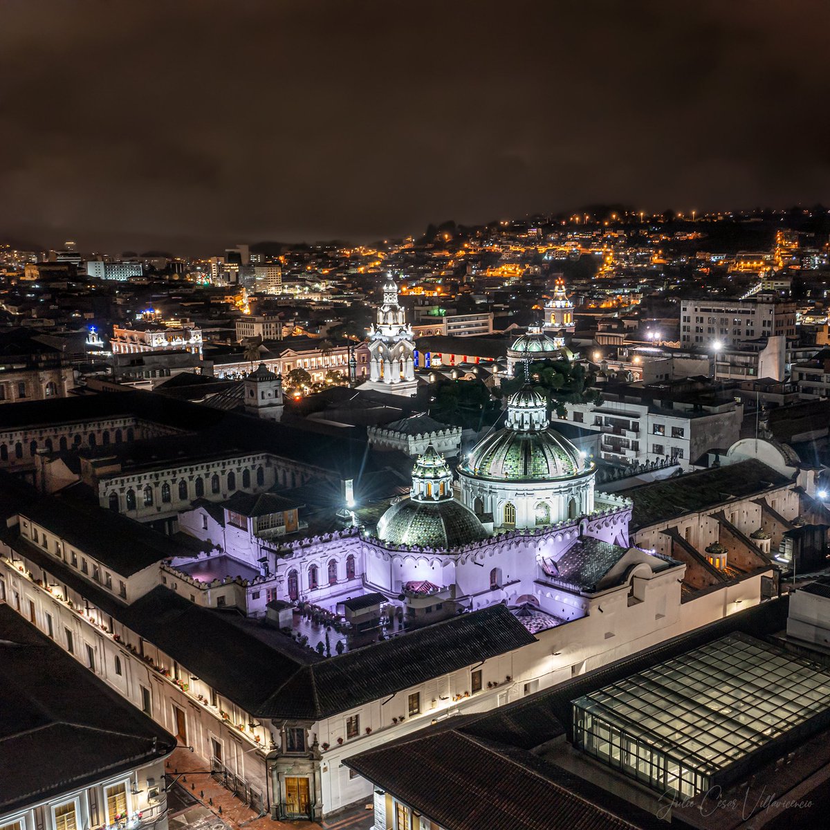 ArteQuiteno's tweet photo. ¿Qué encontrarás en la sorpresa?

Exploración profunda de la "Carita de Dios" a través de:

Historia y civismo: Datos esenciales y cultura ciudadana de Quito.
Arte religioso: Información completa sobre conventos, monasterios, iglesias, recoletas y capillas.
Espacios civiles: Compendios e imágenes sobre palacios, edificios emblemáticos, parques y plazas.
Arte quiteño: Un homenaje a los grandes exponentes de la pintura y escultura de la Escuela Quiteña, así como a artistas contemporáneos y modernos.
Evolución urbana: Arquitectura y cultura republicana y moderna.
Turismo y fuentes: Guía turística, bibliografía consultada y créditos.

Tú, tu familia y tus amigos tendrán siempre a la mano una fuente de consulta confiable a través de reseñas, fotografías y videos. En cada paseo por la ciudad, estarás con la información que te permitirá ser el guía perfecto de familiares y amigos. Al final dirán: mi ma, mi pa, mi abue, mi amigo saben todo ! 

El objetivo es que, al estar más informados sobre la riqueza de Quito, sembremos amor y respeto por nuestra ciudad. ¡Tu único compromiso será compartirla!