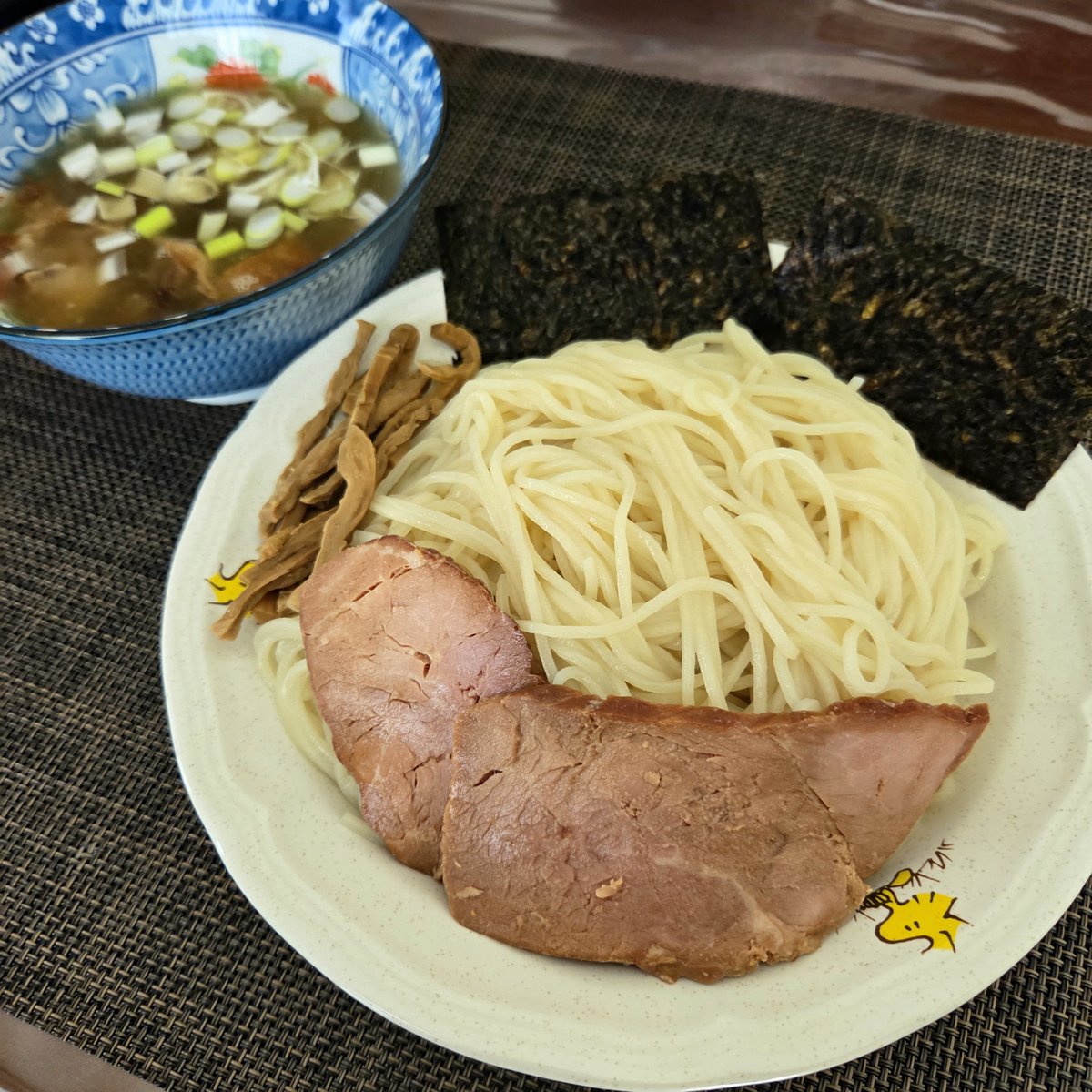 coventry_rose's tweet photo. 奈つやの中華そば@下丸子のお土産で、白醤油の冷やし煮干しつけそば。
猛暑が戻ってきたこの日は、おうちで奈つや。麺・スープともによく冷やしていただくスタイル。
塩味強めの白醤油の煮干しスープは、つけそばスタイルでいただくと麺にジャストフィット👍🏻 1.5玉以上の麺もあっという間にペロリ😋 https://t.co/42Y8vVjBHC