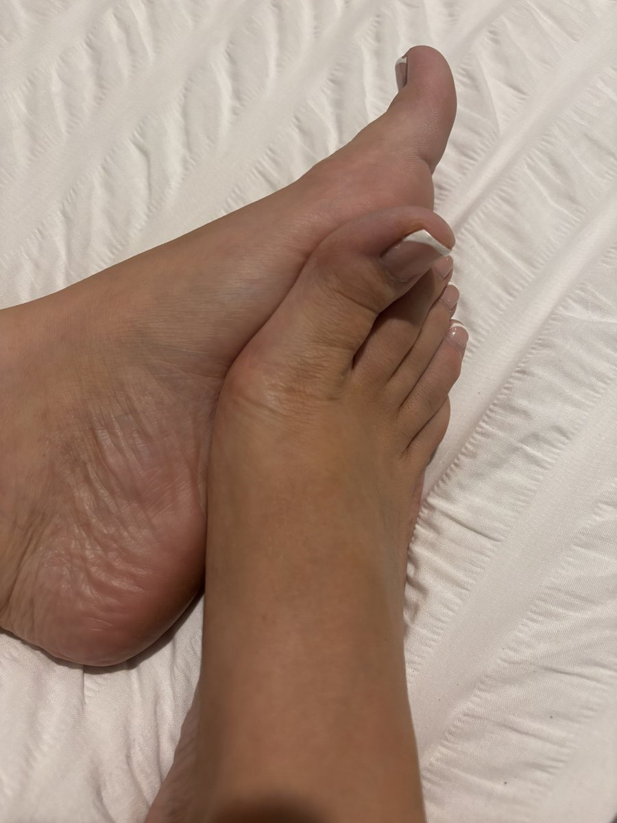ToeVella's tweet photo. How delicious are these feet 👣 #SoleContent #PrettyFeet #FootModel #Pedicure #FeetPics https://t.co/NACNbvJmwy