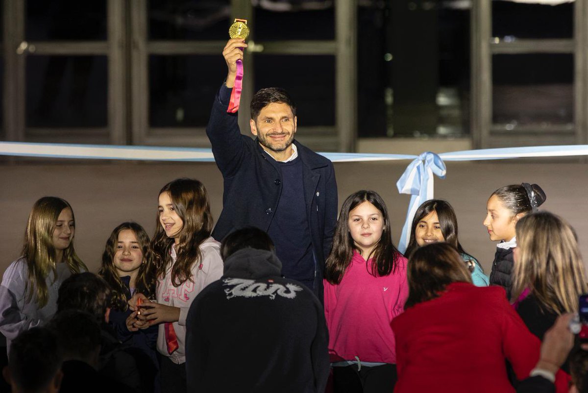 GobSantaFe's tweet photo. ¡El Invencible Arena ya está inaugurado en #Rosario! Es el nuevo estadio multipropósito que construímos para los Juegos Suramericanos 2026. 

“Le estamos ganando al escepticismo y al ‘no se puede’. No es solo inaugurar una obra: es dar vuelta la página de la historia”, destacó @maxipullaro.

Datos de esta obra: 

👉🏽 7.800 m² de infraestructura para potenciar el deporte y la cultura santafesina.

👉🏽  Sede oficial de las competencias de gimnasia durante Santa Fe 2026.

👉🏽  Un legado multipropósito que quedará para siempre en la ciudad para recitales, congresos y grandes eventos.

Del 12 al 26 de septiembre, vamos a vivir el mayor evento deportivo internacional organizado en la historia de la provincia. ¡Seguimos demostrando que somos una provincia imparable!