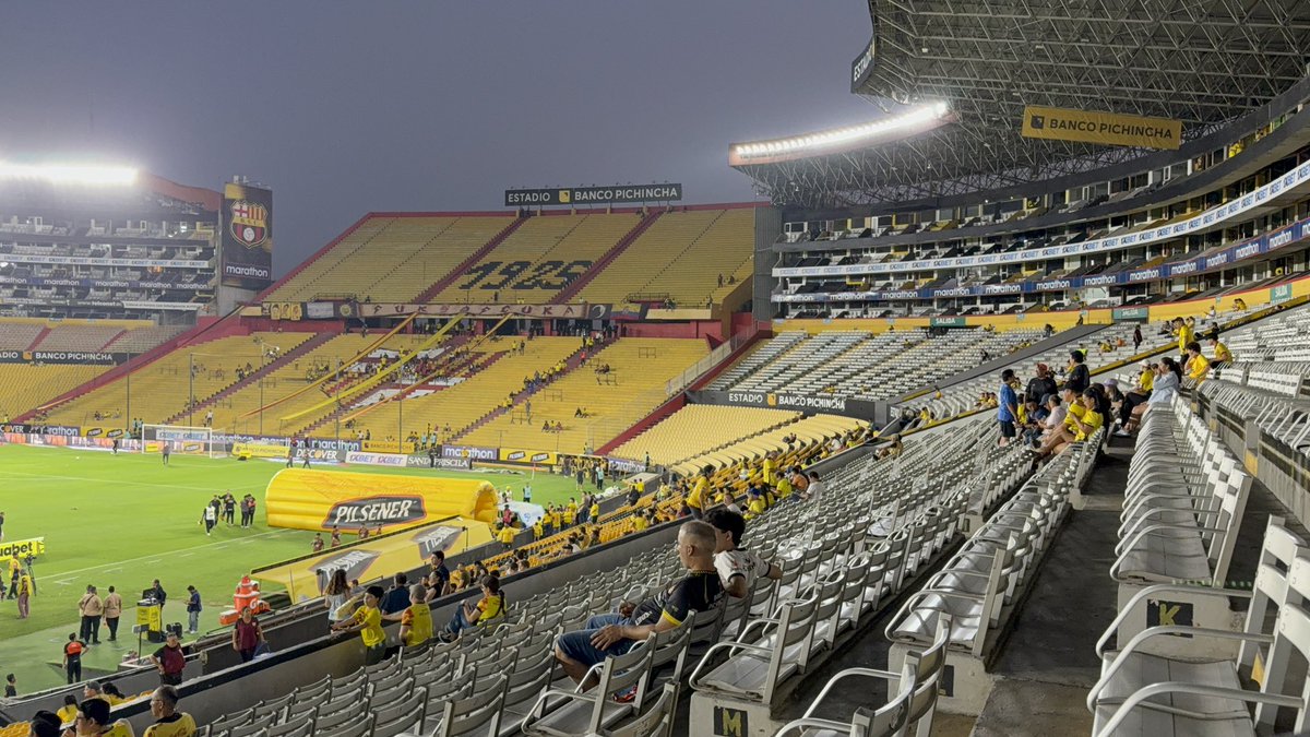 Jrnochi's tweet photo. ¡POCO PÚBLICO EN EL MONUMENTAL! 

Una pena cada vez menos hinchas del Barcelona en el estadio 🏟️ https://t.co/ZQ0jSbCiVV