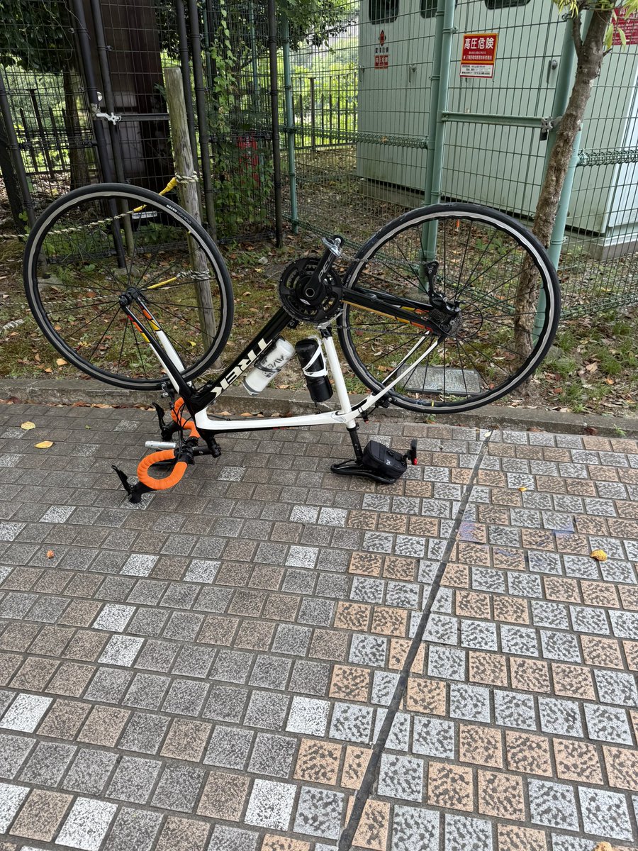 Tommy1969's tweet photo. 起床に成功して出かけたものの、パンクして気持ちが萎えた。
帰る😭 https://t.co/7ggDPBM2xj
