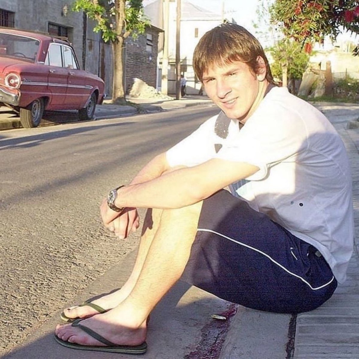 futnostalgico's tweet photo. O jovem Lionel Messi pelas ruas de Rosário, em 2005 🇦🇷

Vivendo seus últimos momentos como “anônimo” antes de se tornar uma lenda do futebol. https://t.co/rmSuBxK11E