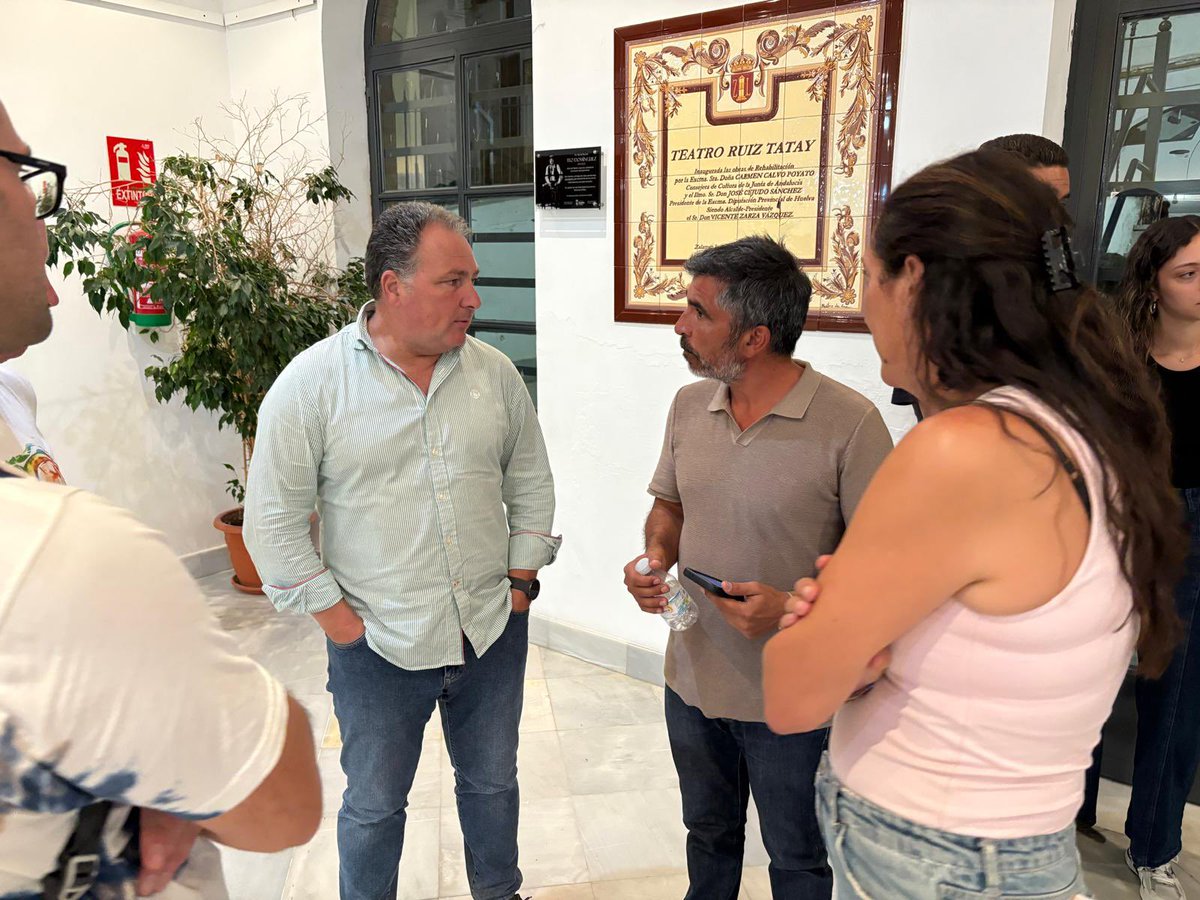 DipuHU's tweet photo. 🔷 El presidente de la @dipuHu, @toscanodavid , se ha desplazado a #ZalamealaReal para acompañar a las familias desalojadas de #Berrocal, #Marigenta, #ElMembrillo y #ElPozuelo. Junto a ambos alcaldes, ha trasladado el apoyo de la #Diputación ante el #IFNiebla. https://t.co/NiW9Zkk98C