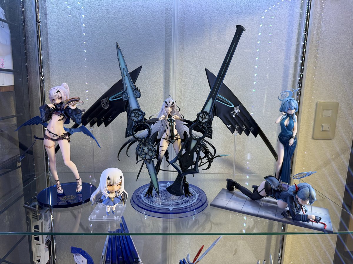 cabochance's tweet photo. 最終降臨メリュジーヌ届いたけど80cmの棚占有しすぎて草なんよ。 https://t.co/X8UDwOAkog