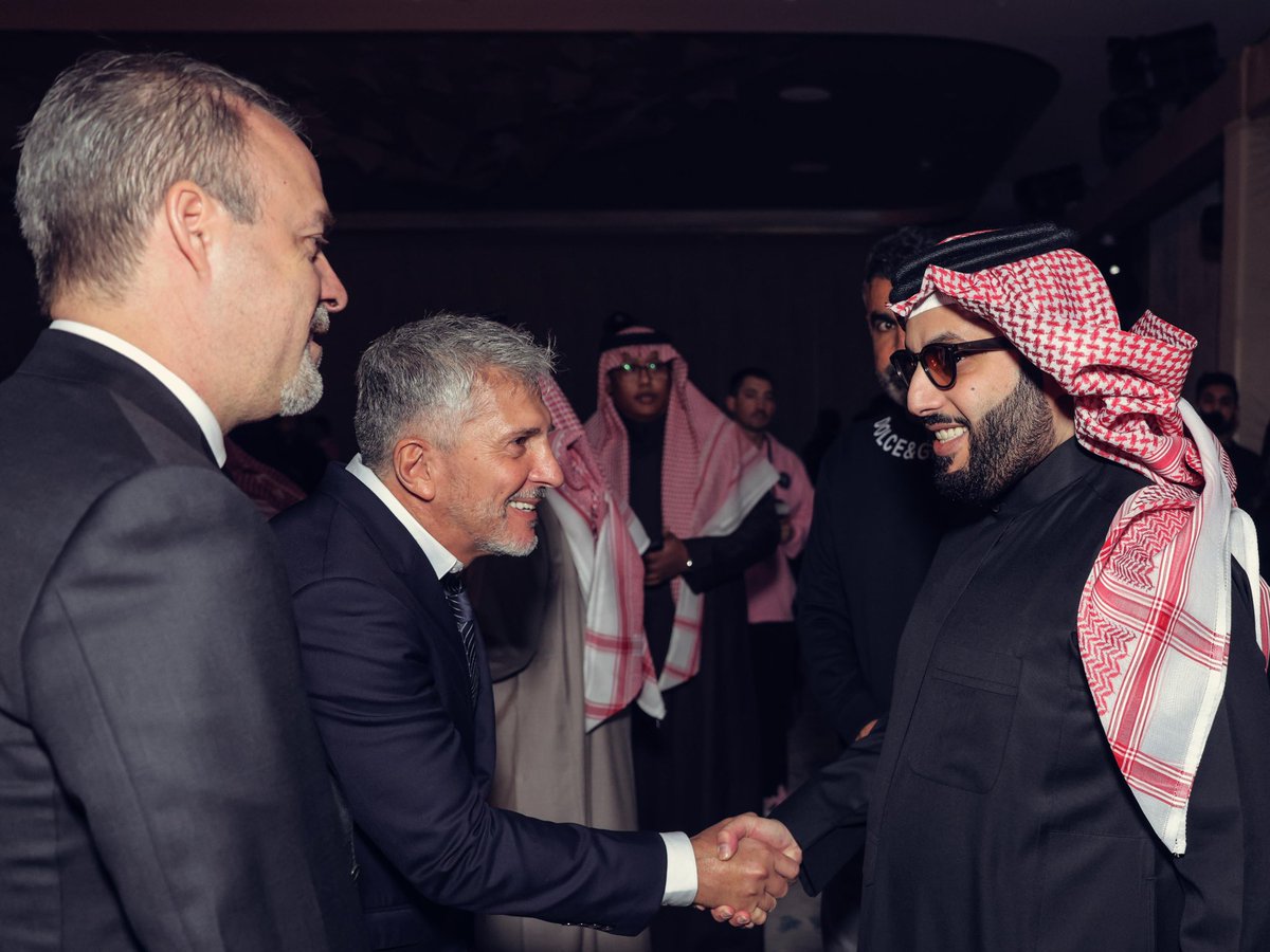 Turki_alalshikh's tweet photo. Lo siento mucho, mi hermano Lionel, por la pérdida de tu padre. Te envío mis más sinceras condolencias y les deseo a ti y a tu familia la fuerza para superar este difícil momento. https://t.co/5zmkgfMfbh