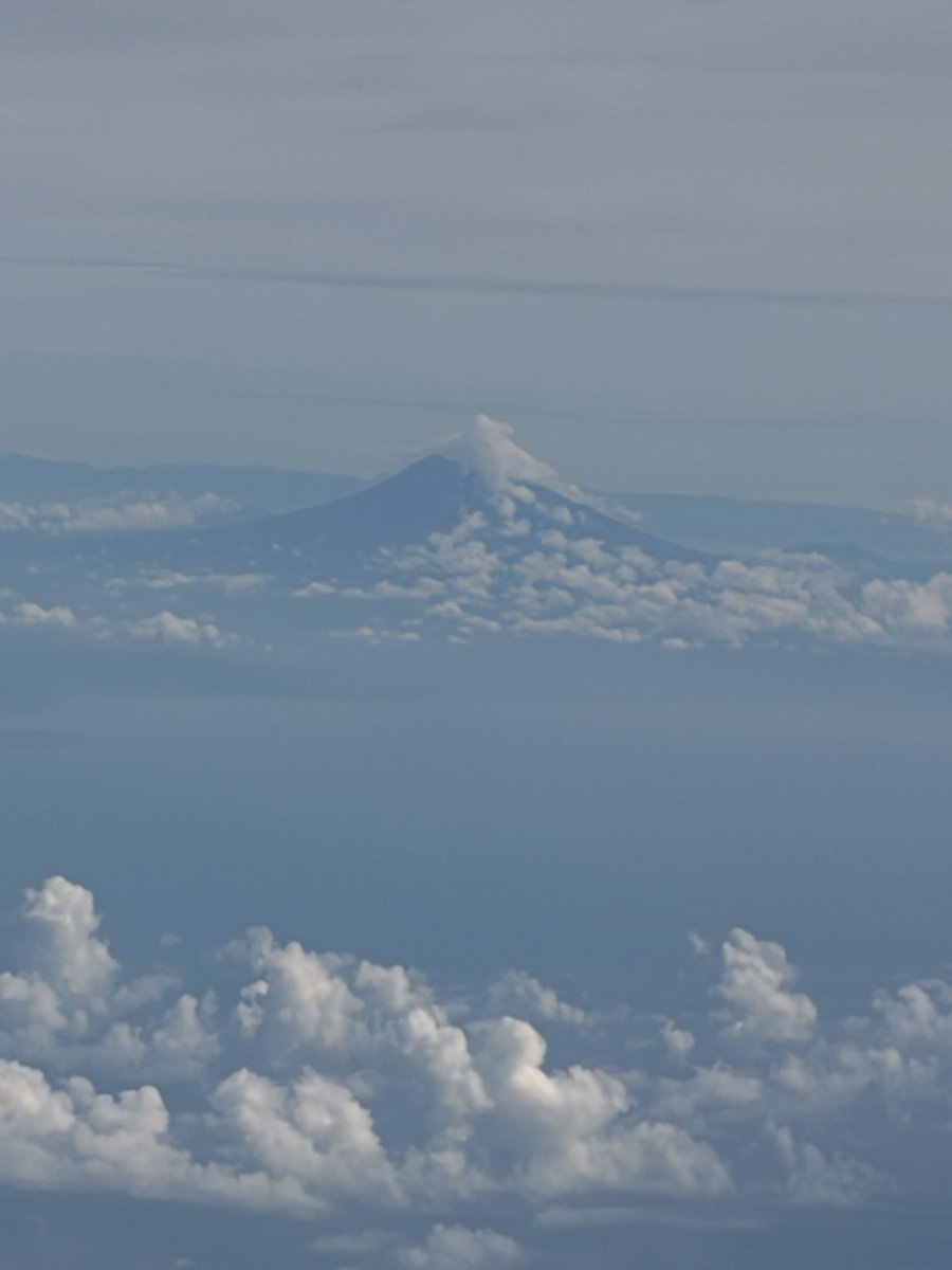 marutama616's tweet photo. お空の上からおはようございます☀
出発できるか心配だったけど、予定通りに飛べた🥺￼￼✈️
離陸時☔️だったのに上空ではいつの間にか青空に✨
ということで横アリに備えて前乗り成功🙌 https://t.co/YaWAPQTuSm