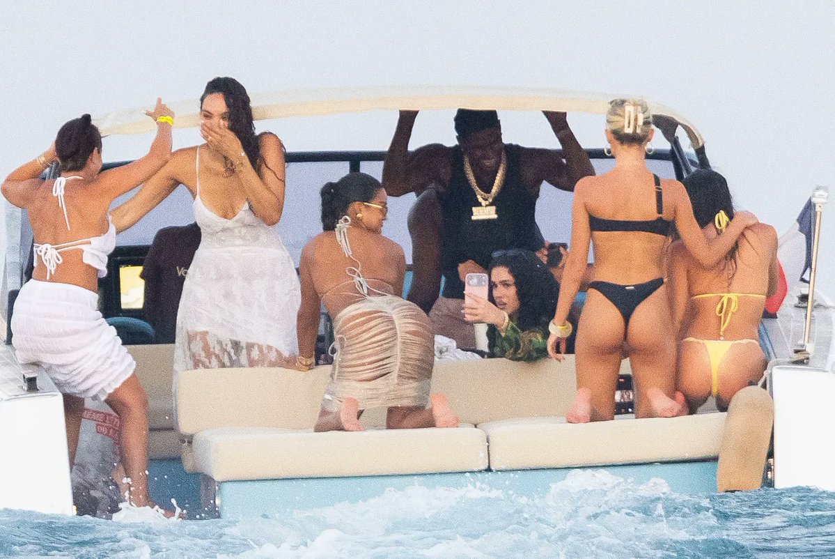 badaralam510's tweet photo. 🚨 𝗡𝗘𝗪: Marcus Rashford has been spotted enjoying his post-World Cup holiday in St. Tropez aboard a luxury yacht.

The Manchester United forward was seen wearing a £23,000 Hublot Square Bang Unico watch, Louis Vuitton trainers and a silver chain reading "Home is where the heart is.