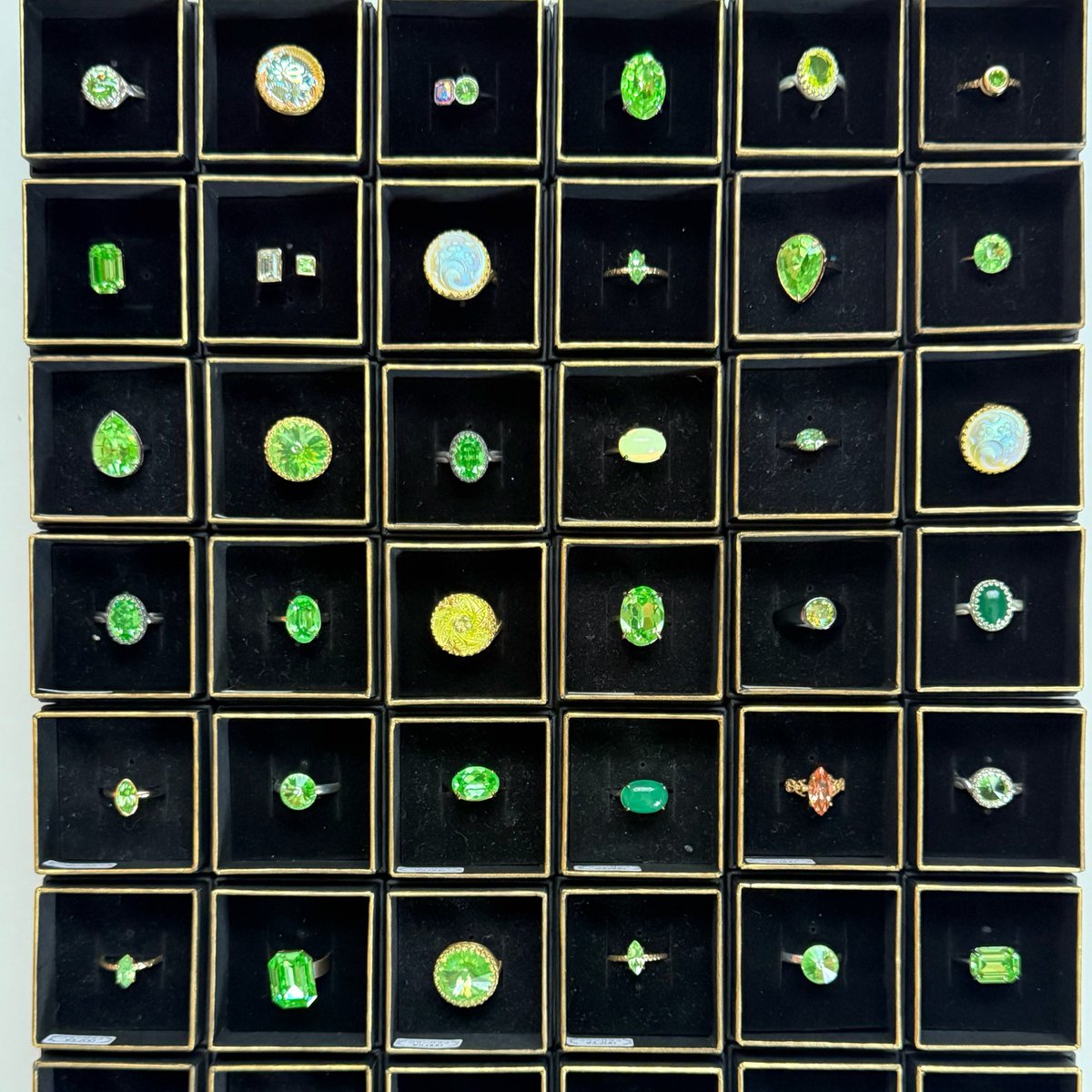 jun_acryl's tweet photo. 来週日曜日のコミケは南館n-08です
今回はウランガラスのリングをメインに頒布させていただきます
会場でファンタジックなウランガラスの蛍光をお楽しみいただけましたら嬉しいです https://t.co/CTLEvDNJgO
