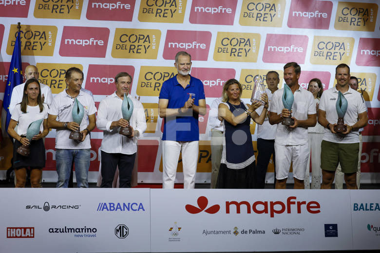 EFEdeportes's tweet photo. ⛵️🏆 El rey Felipe VI ha entregado los trofeos a los ganadores de la 44 edición de la #CopaReyMapfre en el Palacio de la Almudaina. https://t.co/yO3EPzYVtr