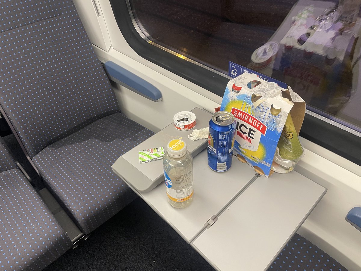 cryptocroq2021's tweet photo. @wslgsh Es ist erbärmlich. Wenn man durch so einen Zug läuft fragt man sich wie man sich in dieser Gesellschaft noch wohl fühlen kann. Es ist allen egal. Ein Zug - 3 Sitze mit Getränken verschmiert. Abfall liegt kreuz und quer. Traurig. https://t.co/hh3FZvPrKk