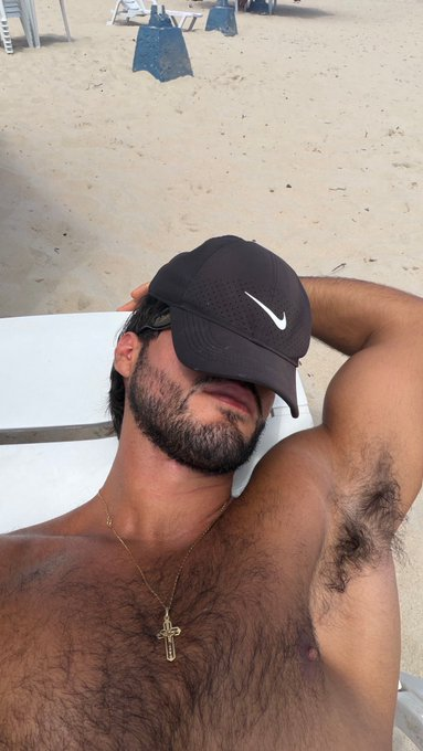 merkadimiele's tweet photo. Let me sniff your armpits https://t.co/qbOYoCWvk0