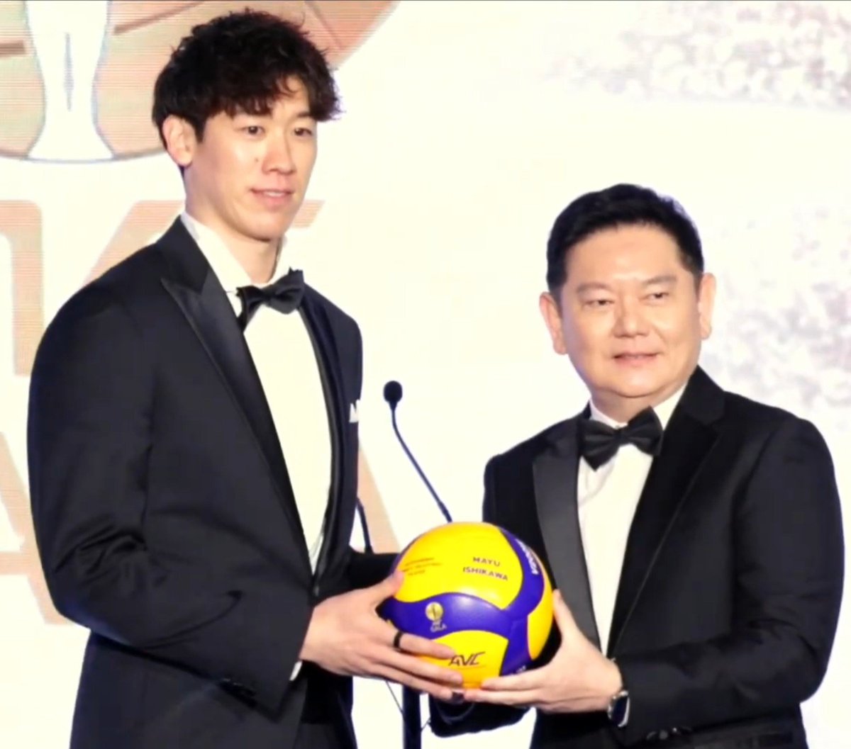 panicoflou's tweet photo. Yuki Ishikawa subiendo a retirar el premio que ganó Mayu Ishikawa en "Outstanding Women's Volleyball Player"
y minutos después lo anuncian como el ganador en "Outstanding Men's Volleyball Player" 
LOS AMO MIS ISHIKAWA!👏🏼❤️‍🔥 https://t.co/WpJys6ik2u