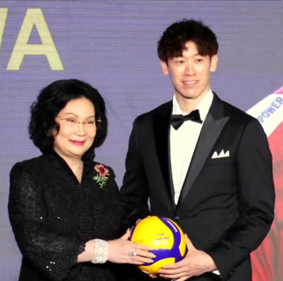 panicoflou's tweet photo. Yuki Ishikawa subiendo a retirar el premio que ganó Mayu Ishikawa en "Outstanding Women's Volleyball Player"
y minutos después lo anuncian como el ganador en "Outstanding Men's Volleyball Player" 
LOS AMO MIS ISHIKAWA!👏🏼❤️‍🔥 https://t.co/WpJys6ik2u