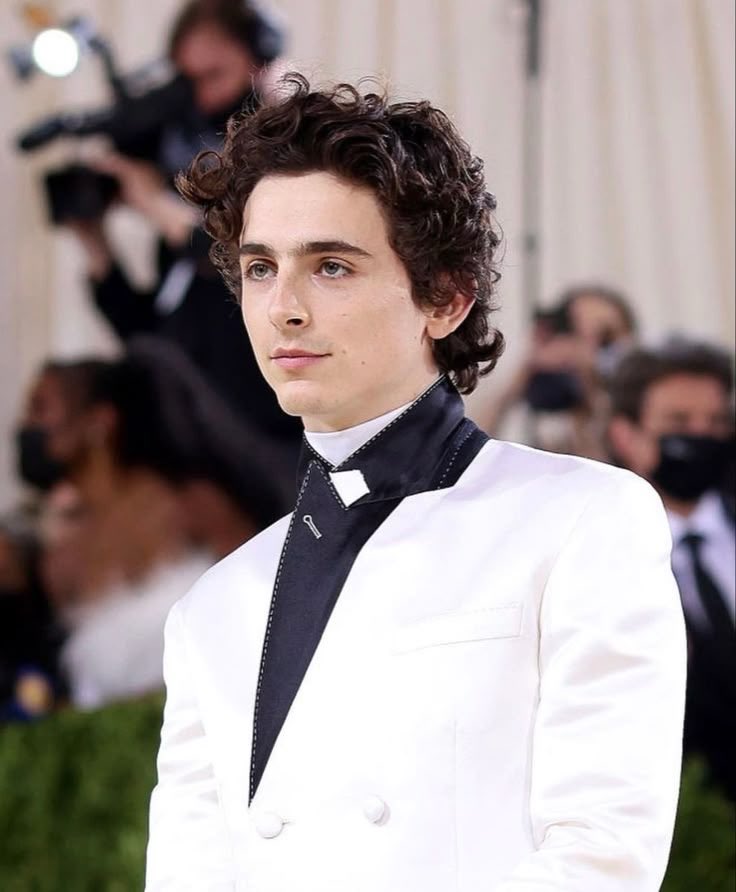 atreidesposting's tweet photo. house atreides at the met gala 👑 https://t.co/G2sndfSPB6