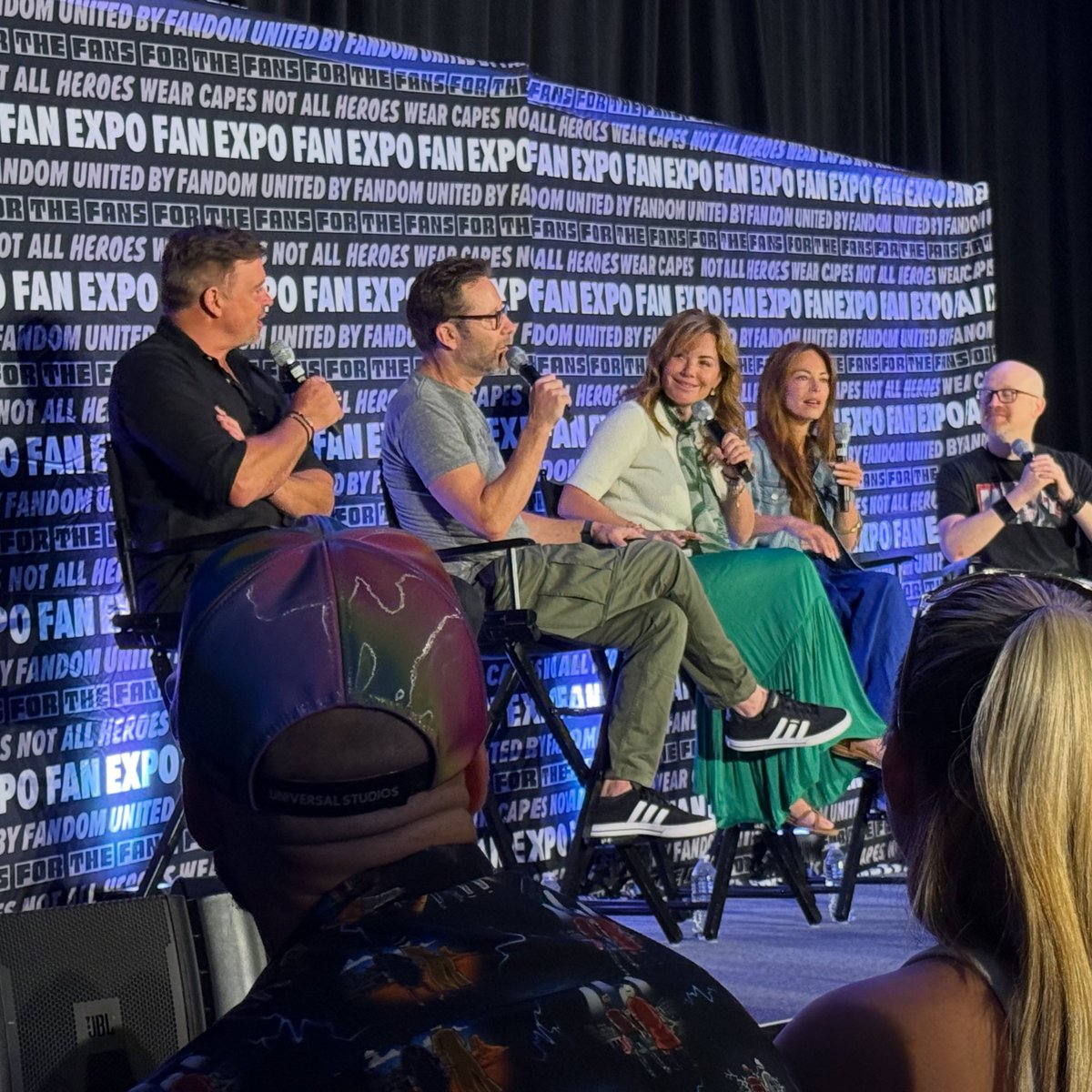 PortalEricaBRA's tweet photo. EU NÃO TAVA PREPARADO PRA ISSO! 🗣️🔥

​A Erica Durance simplesmente resolveu juntar a elite de Smallville na Fan Expo Boston e quase derrubou a internet! Avisa que é ela! 🗣️❤️

​​📸/🎥 Reprodução / @solomisfit1
Siga @PortalEricaBRA para ver mais conteúdos e surtos da nossa musa! https://t.co/8Vz3x1bQXe