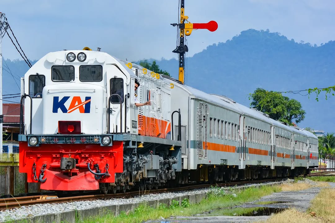 KAI121's tweet photo. Hidup mengajarkan kita untuk mandiri. Pergi, tumbuh, dan berani mengejar mimpi.
Tak perlu takut tersesat, sebab sejauh apa pun langkahmu pergi, selalu ada ruang untuk kembali.

Ya, keluarga akan selalu ada di sini, menjadi rumah yang paling menenangkan hati. 🏡🤍

Selamat pagi, #SahabatKAI!

#KAI121

Support photo 🙏🏼: tetsudo_photograph (IG)