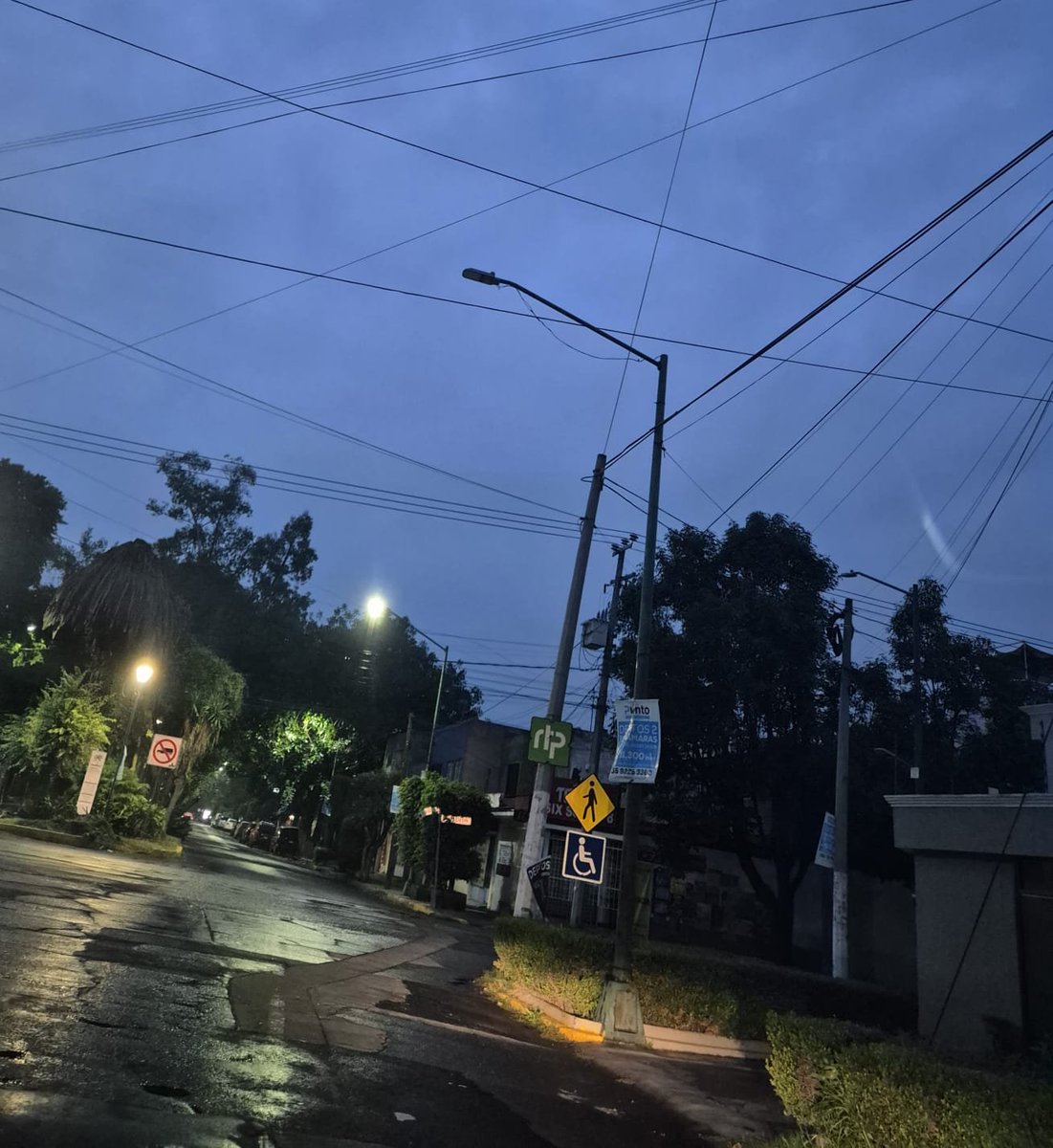 redofcvehysnsm's tweet photo. @NancyNunezmx @AzcapotzalcoMx @locatel_mx por favor pueden reparar el alumbrado público que está apagado en la calle de Plan de San Luis esq. Malvón a un costado del No. 554, cil. Nueva Santa María Norte lleva varios días sin estar prendida es un cruce importante.
Gracias https://t.co/QJTPNEkoDK