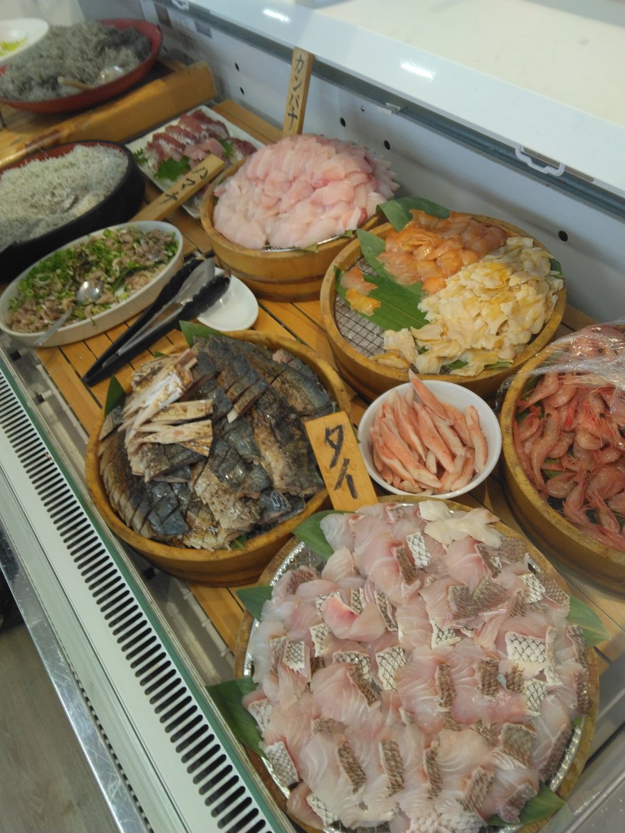 hujihond's tweet photo. しーらすアクアスでお刺身食べ放題
いろんなお刺身食べ放題なだけでなく
生しらすや釜揚げしらすも食べ放題
毎日でも来たいくらい
呉市民プールへ行く前に食べすぎちゃって泳げんぞ沈んでしまうぞ
海の幸のおみやげもたくさん買って満足満足　20260730
https://t.co/JJsKg3L4PW https://t.co/1v3HJ0Mua8