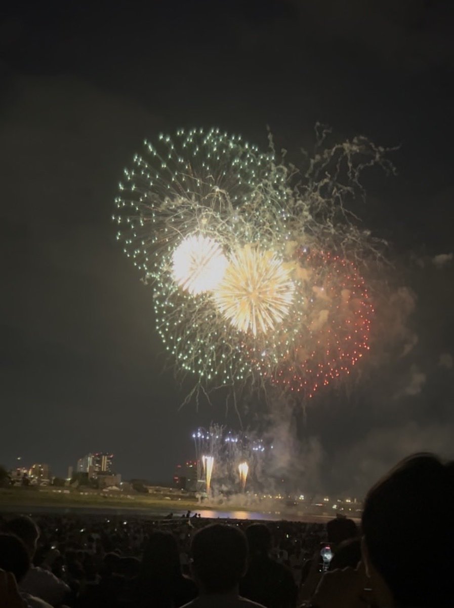 g_mkarin's tweet photo. 昨夜の長良川花火大会🎆
観客のマナーが良くトラブルなしに、花火を���能できました。この素晴らしい時を私たちに繋いでくださった故人に感謝です。

ドローンによるプロポーズ演出もありました。おふたりの幸せを祈っています🩵

#日本大好き https://t.co/RLN0vrWk7l
