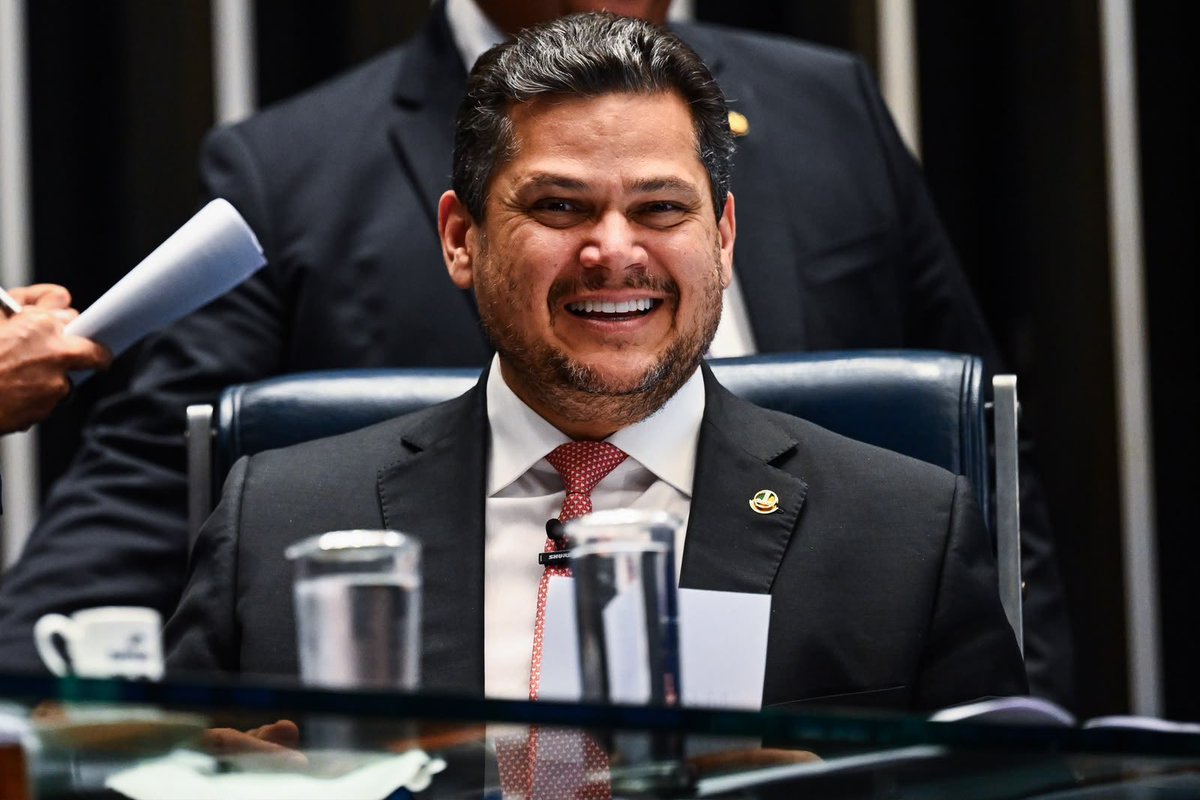 rickazzevedo's tweet photo. Davi Alcolumbre mais uma vez envolvido em conversas de Daniel Vorcaro. Aparentemente, ele estava animado com a presença de “suíças” em uma festa organizada pelo ex-dono do Banco Master. O que tá faltando pra esse inimigo do povo cair? https://t.co/iU1mAUathD