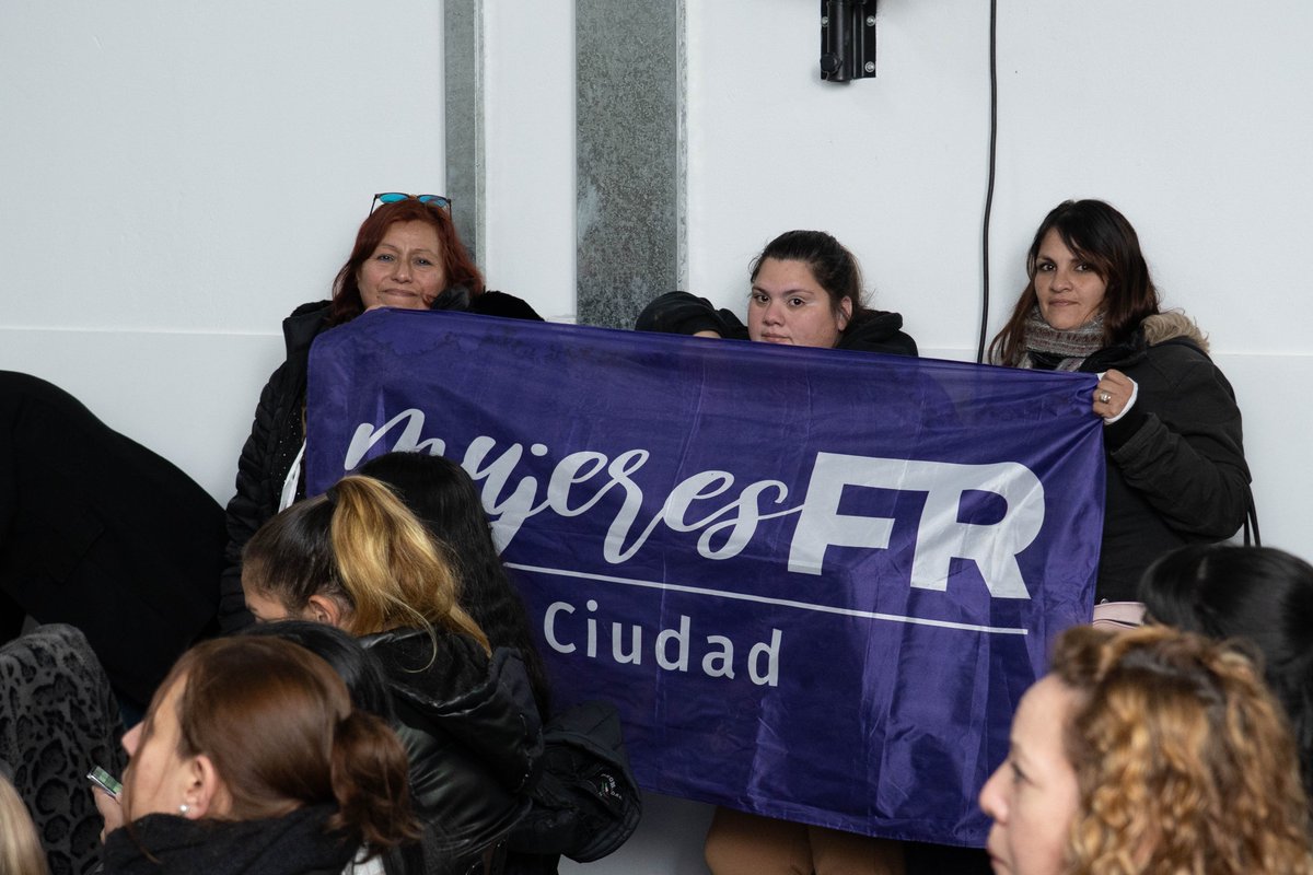 mujeresfrciudad's tweet photo. Escuchar, encontrarnos y construir juntas. 💜

Más de 400 mujeres de todo el país compartiendo ideas y experiencias, con el compromiso de seguir construyendo una Argentina con más oportunidades.

Porque el futuro se construye entre todas. 🇦🇷💪🏼
@frmujeresok 
@MalenaGalmarini https://t.co/SdJCUPbaW8