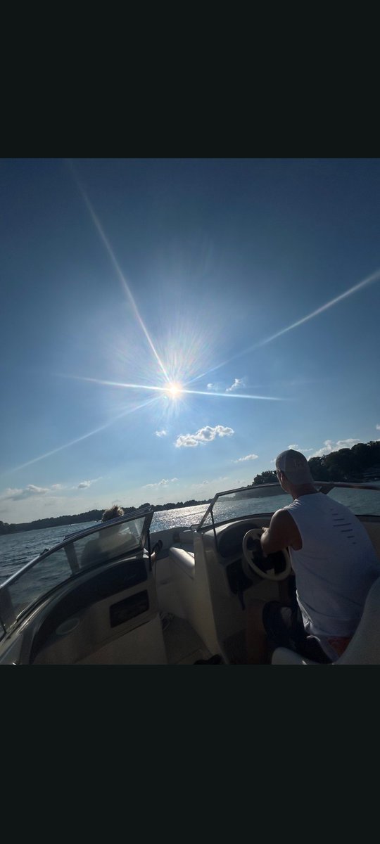 Huntone27's tweet photo. Sailing off into the sunset ☀️.. https://t.co/iylQYwQ3Pw