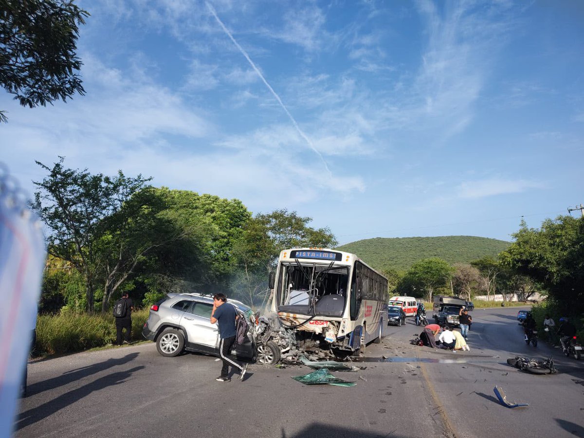 ExtraMorelos's tweet photo. ¡ESTUVO CAÑÓN!

Se registra esta tarde un fuerte accidente en la carretera federal a la altura de Xoxocotla, dirección Alpuyeca. Involucrados un autobús, un auto y dos motociclistas https://t.co/gkr6jeisKy