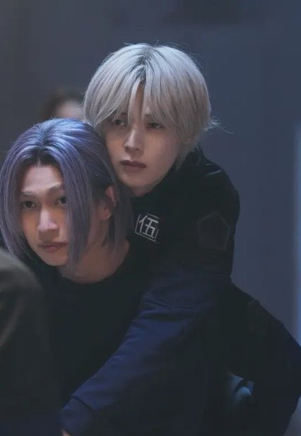 bxxxmxxxkxxxei's tweet photo. ブルロ映画、原作者先生のこだわりにより実写化においてもカットせずに忠実再現された玲王と凪のおんぶ描写嬉しすぎた🎶💜🤍
こうやって並べてみるとほんとに忠実すぎない？
つなケイって2人とも顔の縦幅短すぎて（すごい）、顔寄せた時のバランスも玲王と凪ちゃんって感じで、、、ありがとう https://t.co/IJ03Hf88J6