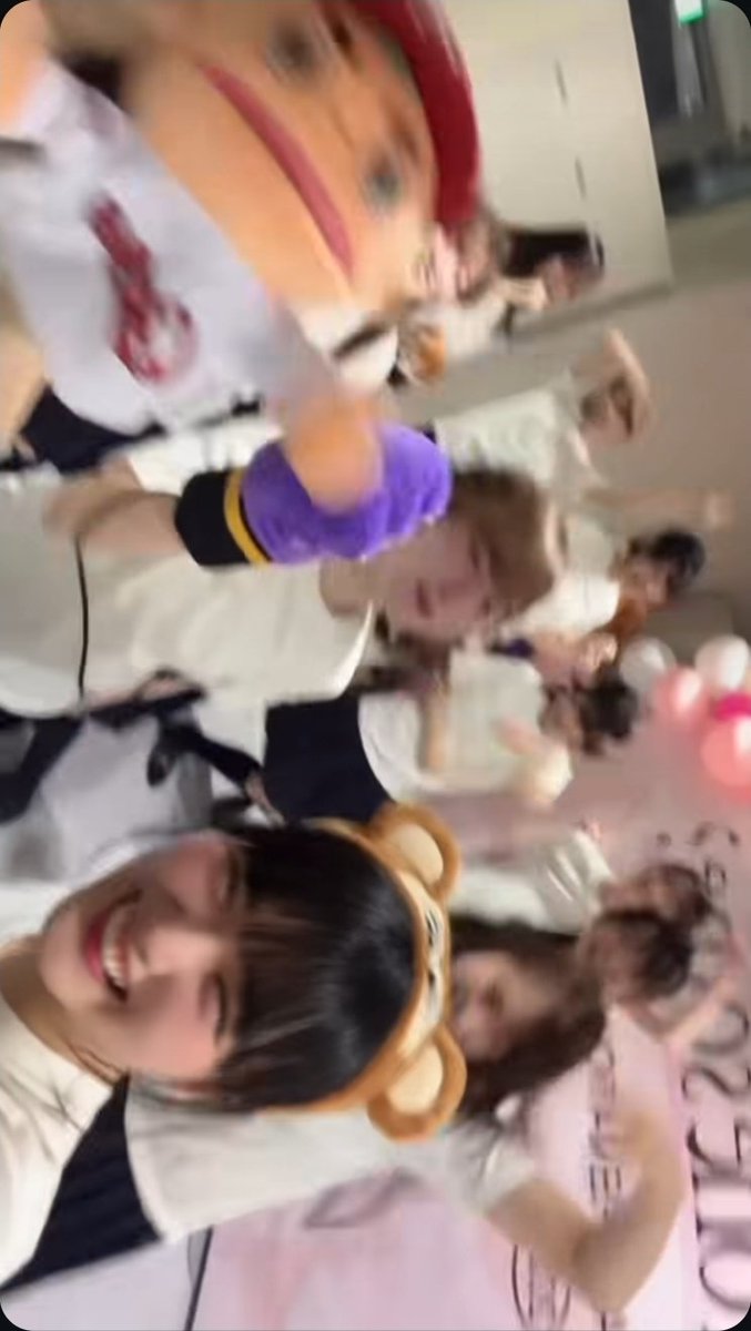 p_s_cheese's tweet photo. 全員が真顔になって微動だにしないバージョンとかも観たい。笑

#tengram #櫻坂46 #山﨑天 https://t.co/8aij46T4lq