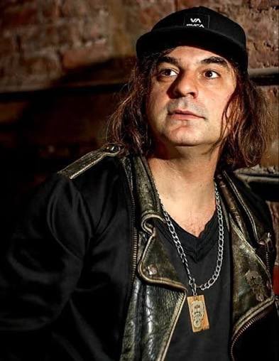 Noti_Ayer's tweet photo. Un 8 de Agosto pero del año 1972 en el barrio de Quilmes, nacía una de las voces más representativas de la cultura stone en el pais, el que con su talento de barrio y magia logro plasmar en sus letras el mas fiel rocanrol. Hoy está cumpliendo 54 años Mauricio “Junior” Lezcano. https://t.co/cpvW1PFjYa