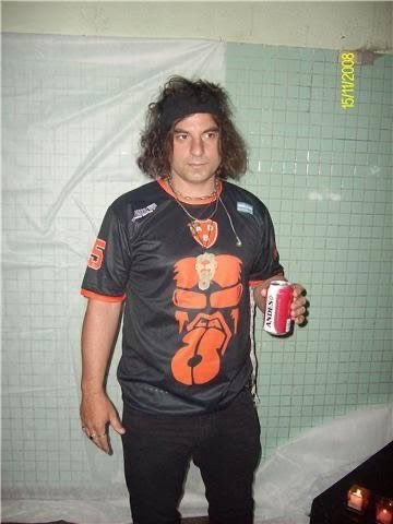 Noti_Ayer's tweet photo. Un 8 de Agosto pero del año 1972 en el barrio de Quilmes, nacía una de las voces más representativas de la cultura stone en el pais, el que con su talento de barrio y magia logro plasmar en sus letras el mas fiel rocanrol. Hoy está cumpliendo 54 años Mauricio “Junior” Lezcano. https://t.co/cpvW1PFjYa