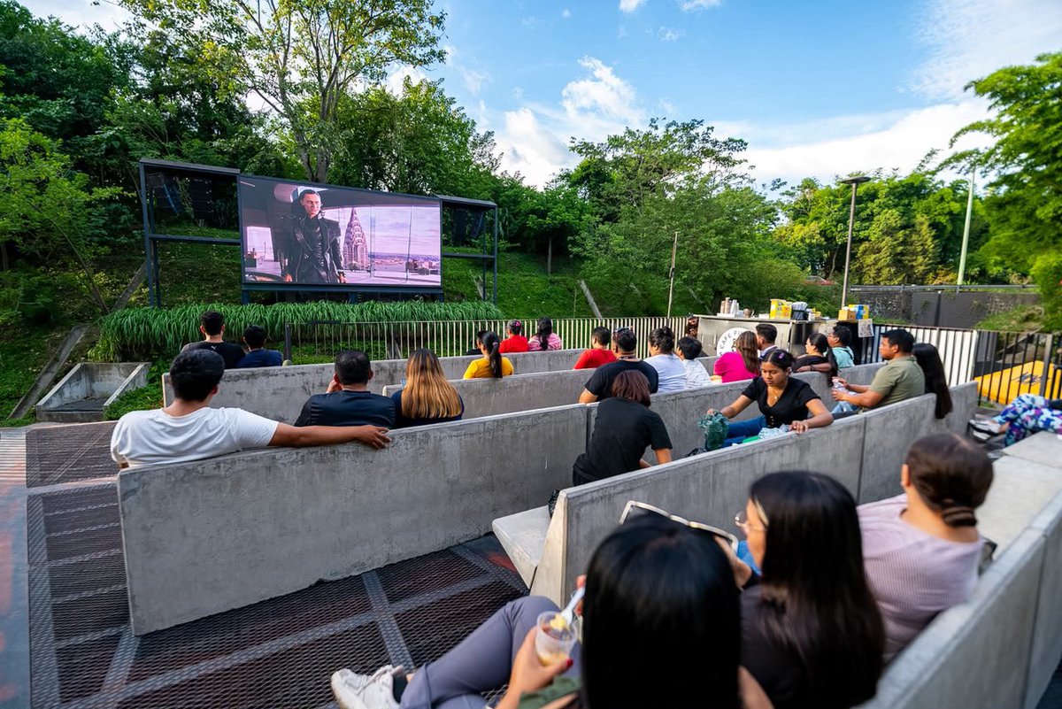 ObrasPublicasSV's tweet photo. Una noche para los héroes.

Los salvadoreños disfrutan de un especial de Avengers en el Cine al Aire Libre. Una experiencia para compartir en familia y vivir la emoción del universo Marvel. https://t.co/amIMB4vmvK