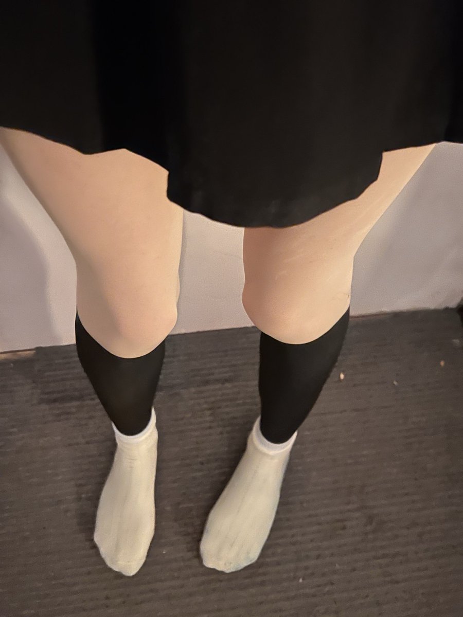 Minalovdsocks's tweet photo. Layering my socks over sheer pantyhose today 🖤 Do you like the contrast?
#PantyhoseAndSocks #SocksOverTights #KneeHighSocks #LayeredSocks #ThighHighAesthetic https://t.co/I1YqKqliXD