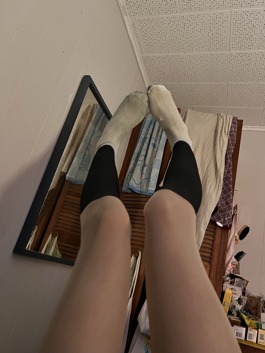 Minalovdsocks's tweet photo. Layering my socks over sheer pantyhose today 🖤 Do you like the contrast?
#PantyhoseAndSocks #SocksOverTights #KneeHighSocks #LayeredSocks #ThighHighAesthetic https://t.co/I1YqKqliXD