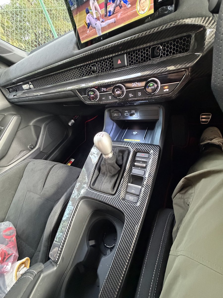 LEE_FL5's tweet photo. カーボン調シフトパネルを付けてみた

エアコンパネルとかはアクシスパーツを付けてるから合わせたかったけど、納期が掛かるみたいなのでヤフオクの1/5の値段で買える物に

カーボン柄が若干違うけど、色はピッタリ合ってるから違和感無し

もう、これで良いや🙆 https://t.co/gSdYLKV0JT