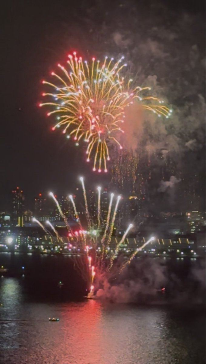ky0k0621's tweet photo. 家でミーティングしてたら、急に花火の音が聞こえて、ビルに映ってるのが見えました����
ベランダに出たら目の前ですごくキレイに見えました✨
夏ですね🍉 https://t.co/3kAoAWw1jE